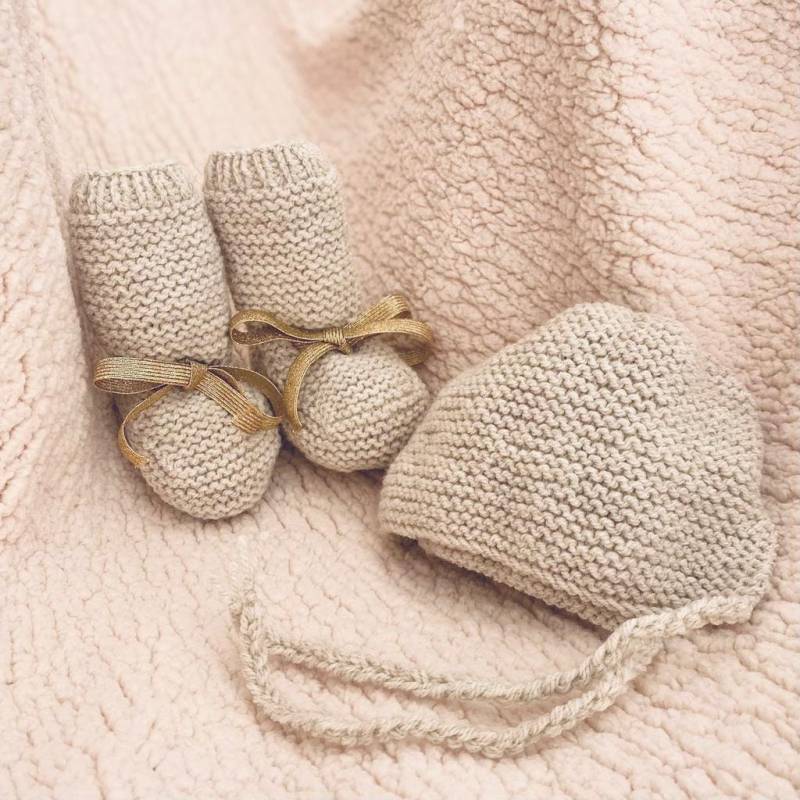 Beige Und Goldene Handgestrickte Babyschuhe Mützen Beige Und Goldene Handgestrickte Babyschuhe Mützen von JackyAndFamily