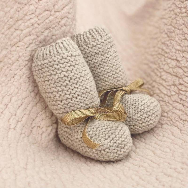 Beige Und Goldene Handgestrickte Babyschuhe Beige Und Goldene Handgestrickte Babyschuhe von JackyAndFamily