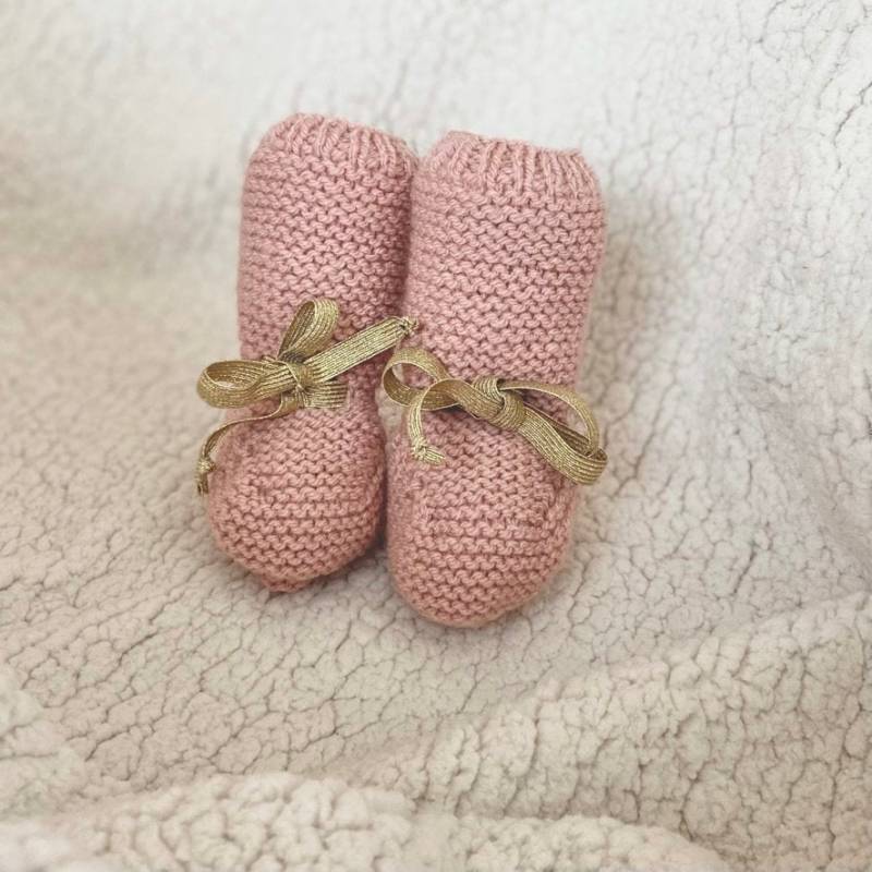 Handgestrickte Babypantoffeln Alt Rosa Und Gold Handgestrickte Babypantoffeln Alt Rosa Und Gold von JackyAndFamily