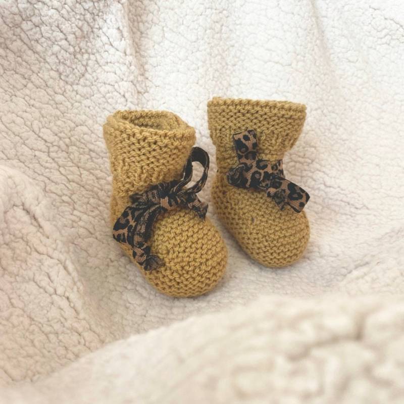 Handgestrickte Babyschuhe in Kamel - Und Leopardenmuster Handgestrickte Babyschuhe in Kamel - Und Leopardenmuster von JackyAndFamily