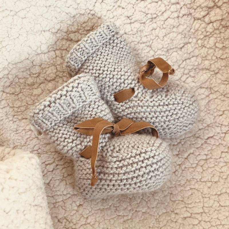 Handgestrickte Babypantoffeln Perlgrau Und Leopard Handgestrickte Babypantoffeln Perlgrau Und Leopard von JackyAndFamily