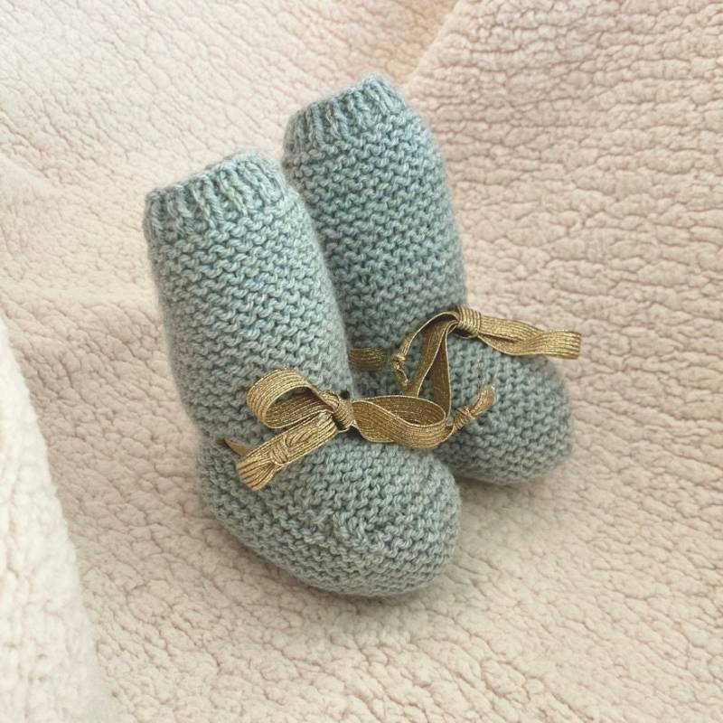 Handgestrickte Babypantoffeln Seladon Und Gold Handgestrickte Babypantoffeln Seladon Und Gold von JackyAndFamily