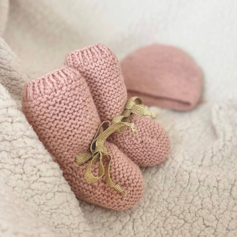 Hausschuhe Und Baby Crush Handgestrickt Altrosa Golden Hausschuhe Und Baby Crush Handgestrickt Altrosa Golden von JackyAndFamily