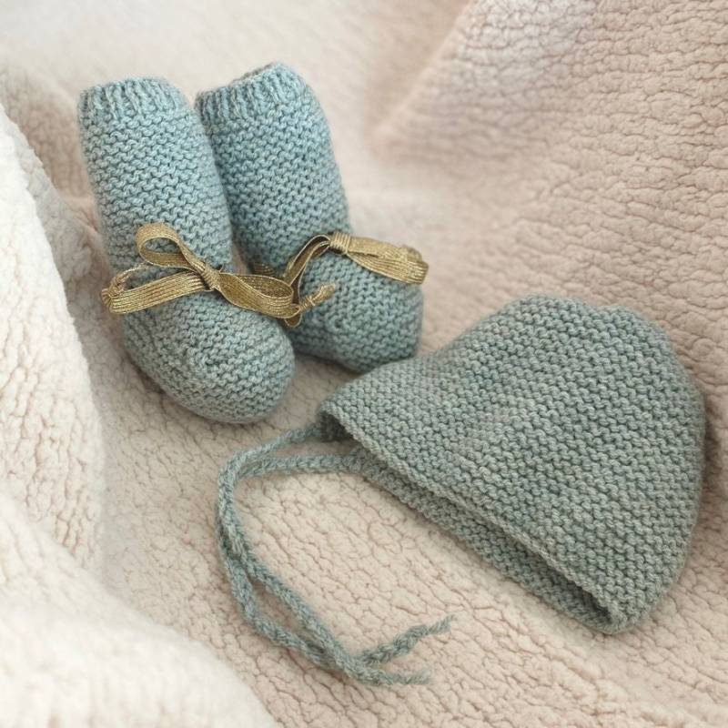 Hausschuhe Und Baby Crush Handgestricktes Seladon Gold Hausschuhe Und Baby Crush Handgestricktes Seladon Gold von JackyAndFamily