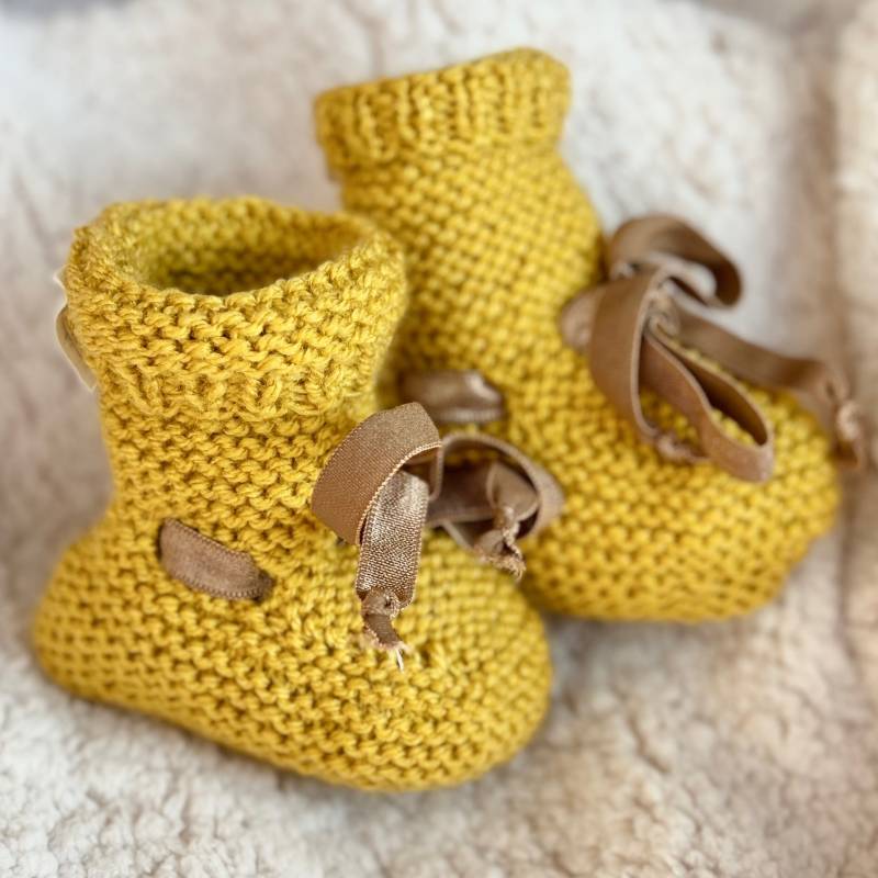 Senfgelbe Handgestrickte Babyschuhe Senfgelbe Handgestrickte Babyschuhe von JackyAndFamily