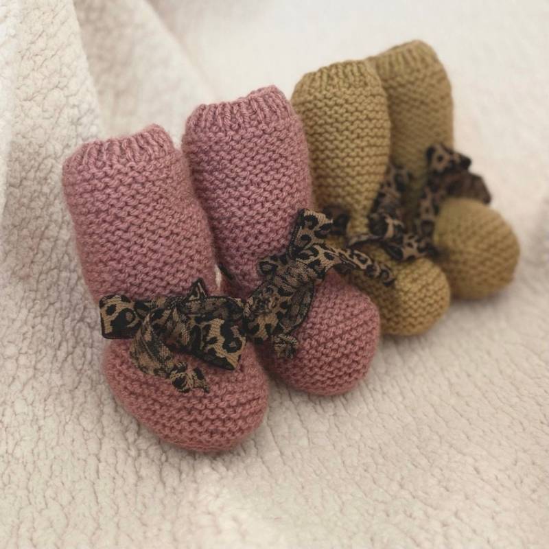 Set Handgestrickter Babyschuhe in Rosenholz Und Kamel Set Handgestrickter Babyschuhe in Rosenholz Und Kamel von JackyAndFamily