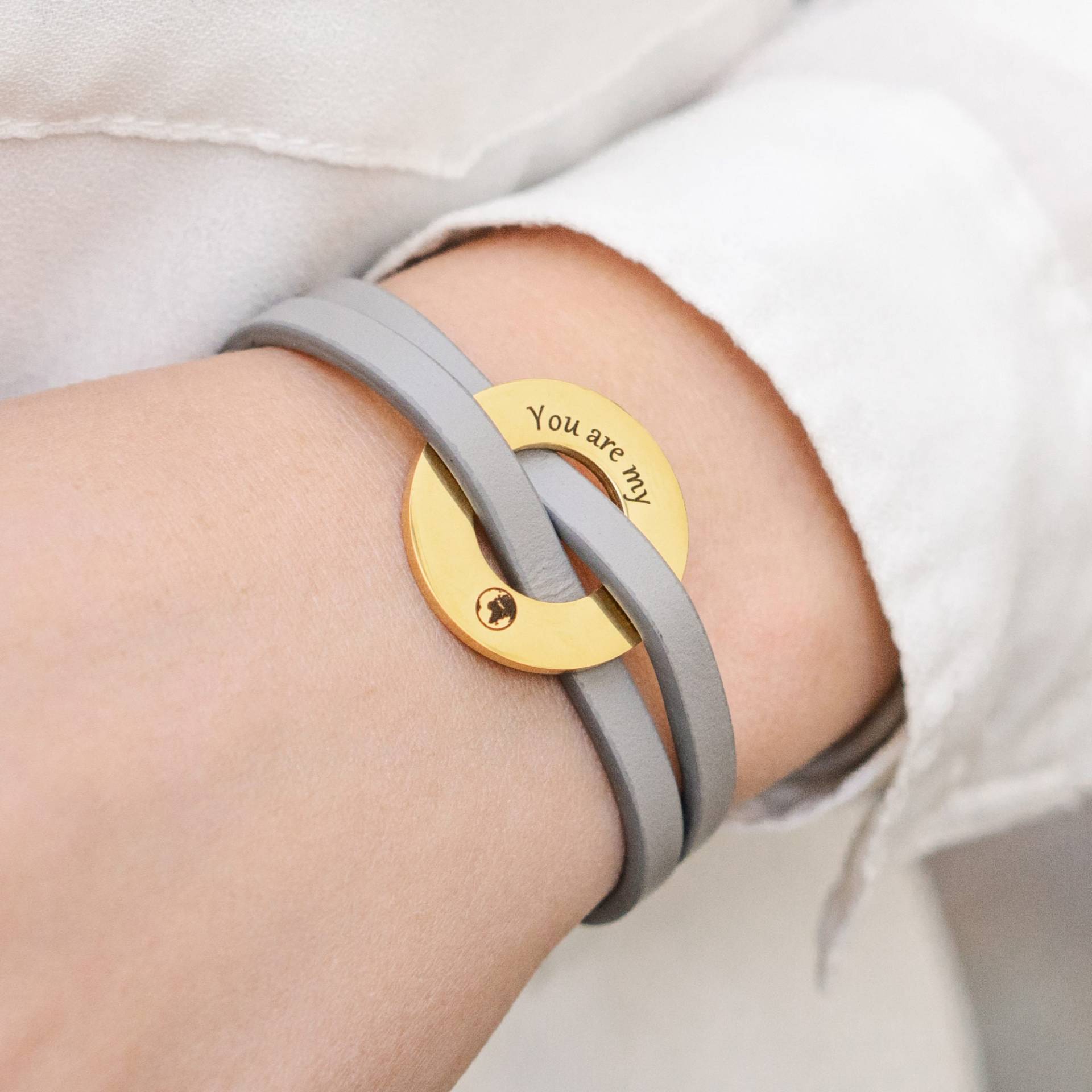 Lederarmband Grau Mit Wunschgravur. Gravur/Unisex Für Männer Oder Frauen Handgemachtes Armband Aus Leder von JacobColinnStore