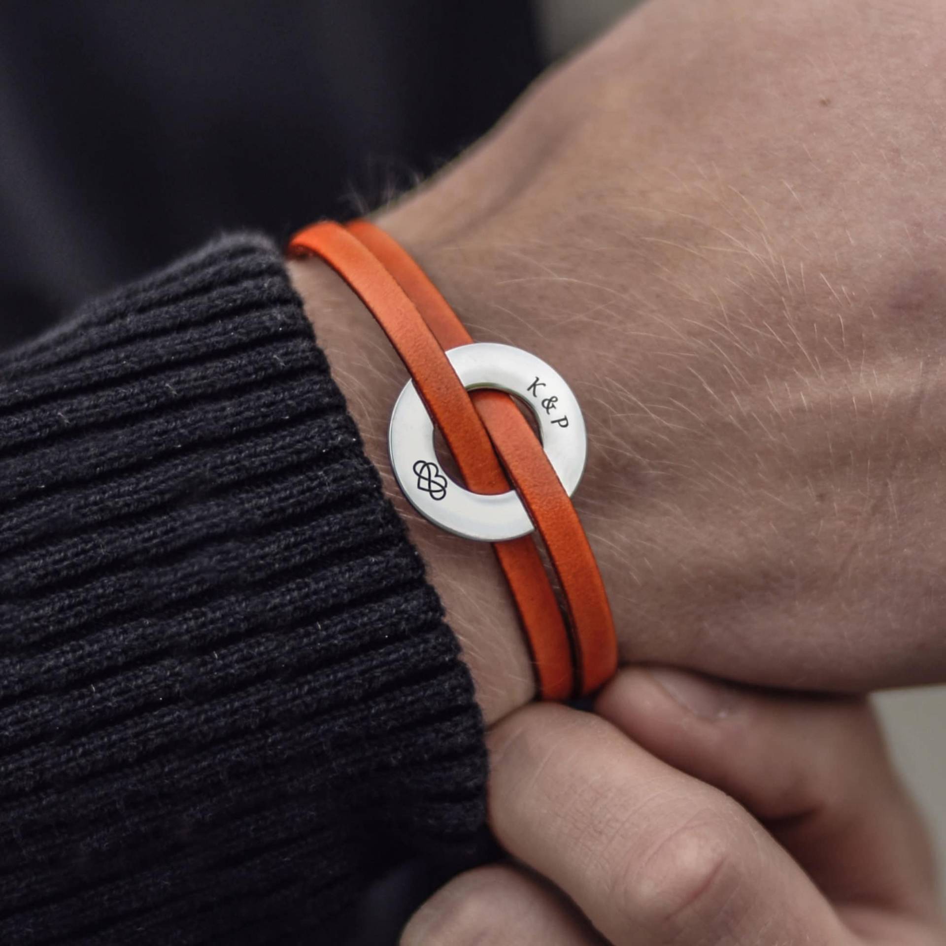 Lederarmband Orange Mit Wunschgravur. Boho Armband, Geschenk Für Freund, Unisex, Gravur, Personalisiertes Armband Lederarmband Orange Mit Wunschgravur. Boho Armband, Geschenk Für Freund, Unisex, Gravur, Personalisiertes Armband von JacobColinnStore
