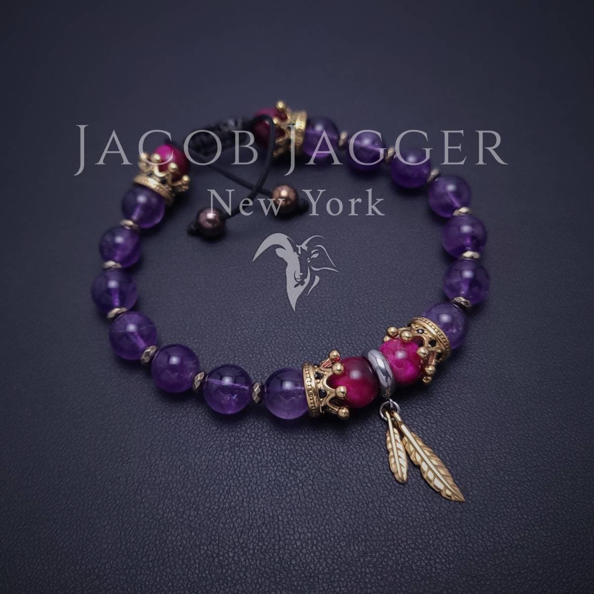 Durchsichtig Lila Amethyst & Rosa Tigerauge Krone Und Feder Bettelarmband. Einstellbar W/8mm Stein Perlen Gold Edelstahl Durchsichtig Lila Amethyst & Rosa Tigerauge Krone Und Feder Bettelarmband. Einstellbar W/8mm Stein Perlen Gold Edelstahl von JacobJaggerNY