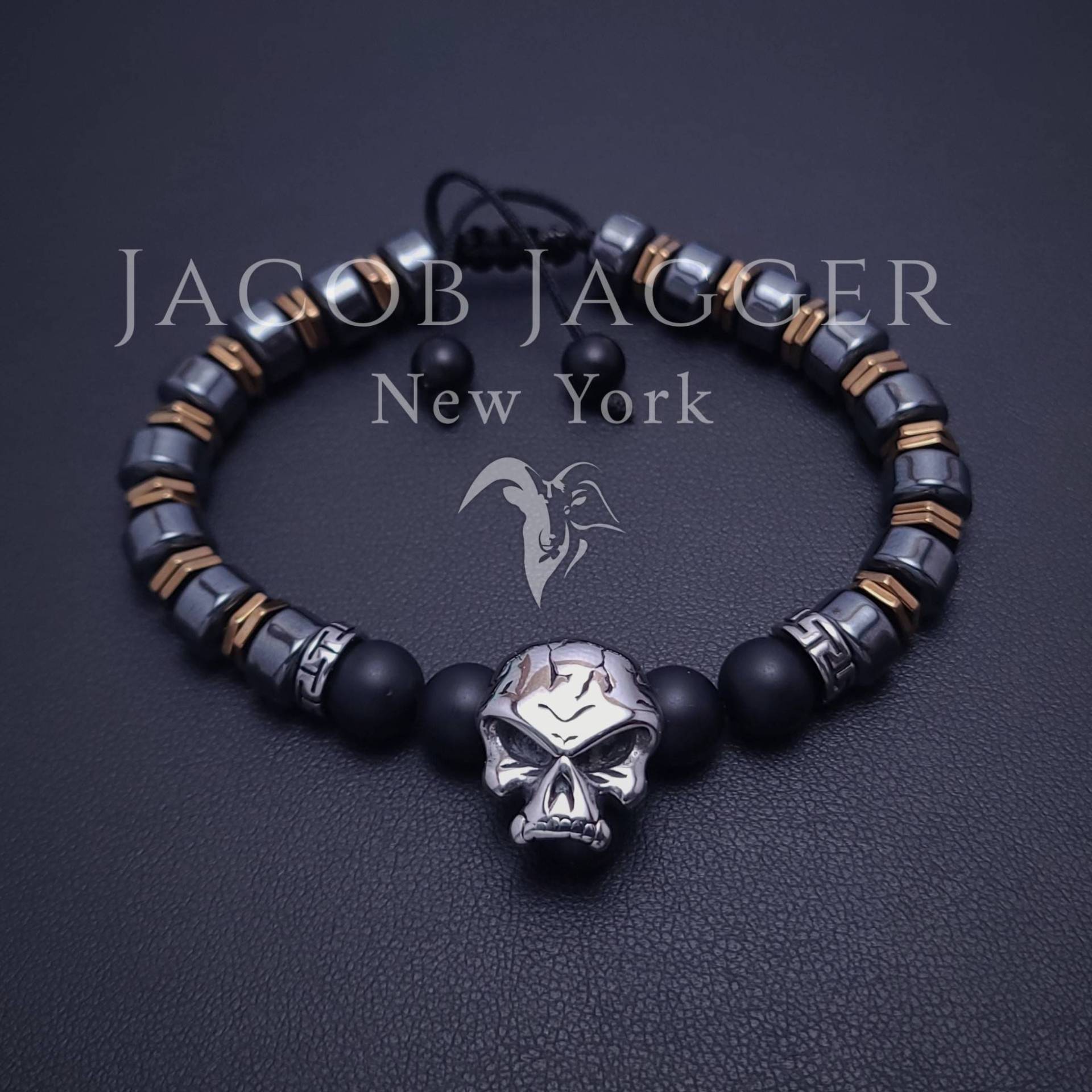 Hämatit & Onyx Gothic Totenkopf Armband Für Männer. Verstellbare Länge Mit 8mm Rondelle-Förmigen Perlen Und Silbernen Edelstahl-Skull-Anhängern Hämatit & Onyx Gothic Totenkopf Armband Für Männer. Verstellbare Länge Mit 8mm Rondelle-Förmigen Perlen Und Silbernen Edelstahl-Skull-Anhängern von JacobJaggerNY