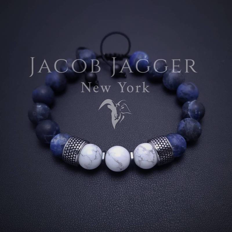 Luxus Style Howlith & Matte Blue Sodalith Armband Für Männer/Frauen. Verstellbar Mit 10 Mm Natursteinen Und Silbernen Edelstahlanhängern von JacobJaggerNY
