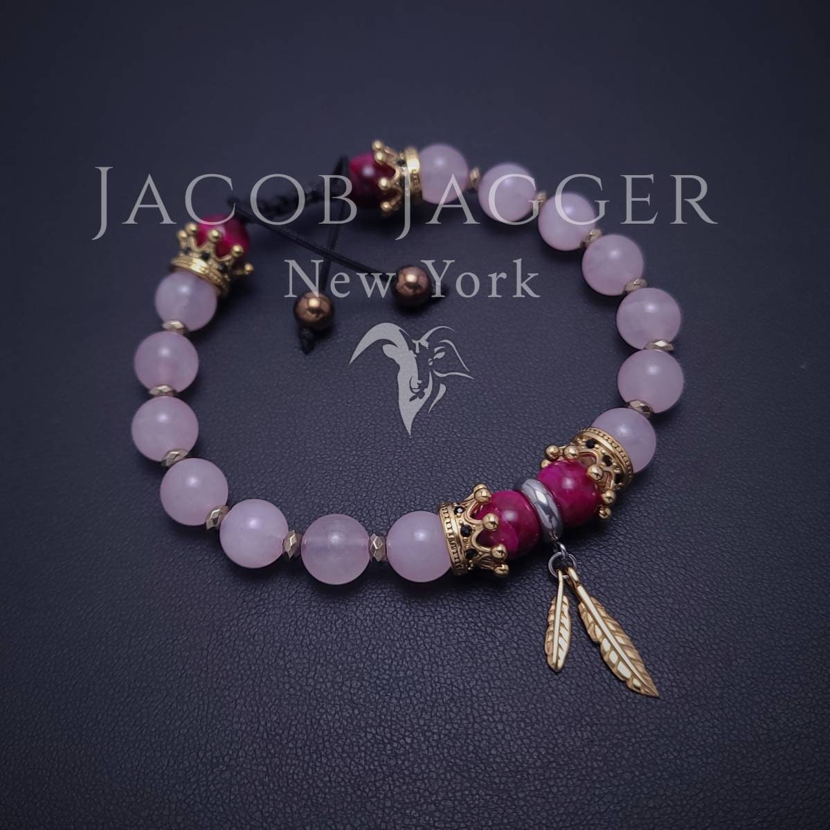 Madagaskar Rosenquarz & Tigerauge Armband Für Frauen. Einstellbar W/8mm Steinen, Gold Edelstahl Charms Kronen Und Feder Anhänger Madagaskar Rosenquarz & Tigerauge Armband Für Frauen. Einstellbar W/8mm Steinen, Gold Edelstahl Charms Kronen Und Feder Anhänger von JacobJaggerNY