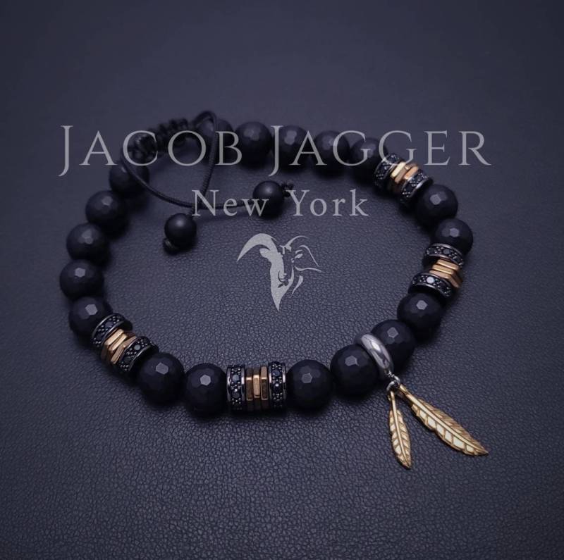 Matte Black Onyx Feder Armband Für Männer/Frauen. Einstellbar W Natürliche Mikro Facettierte Perlen Und Gold Edelstahl Anhänger von JacobJaggerNY
