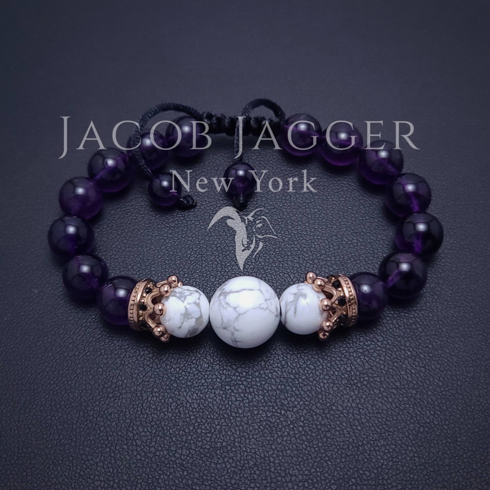 Natürliches Tiefviolettes Amethyst & Howlith Kronen Armband. Verstellbar Mit 8 Mm Perlen Und Rose Gold Edelstahl Anhänger von JacobJaggerNY