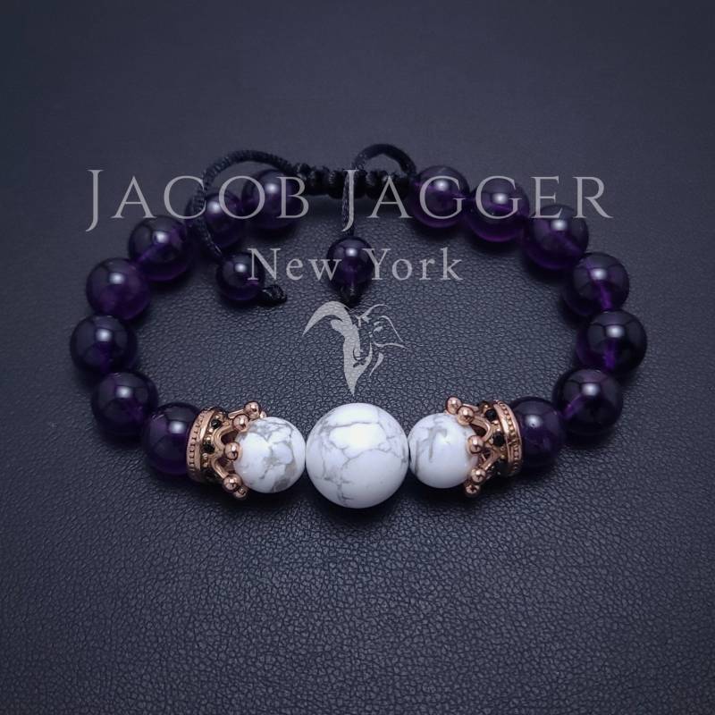 Natürliches Tiefviolettes Amethyst & Howlith Kronen Armband. Verstellbar Mit 8 Mm Perlen Und Rose Gold Edelstahl Anhänger von JacobJaggerNY