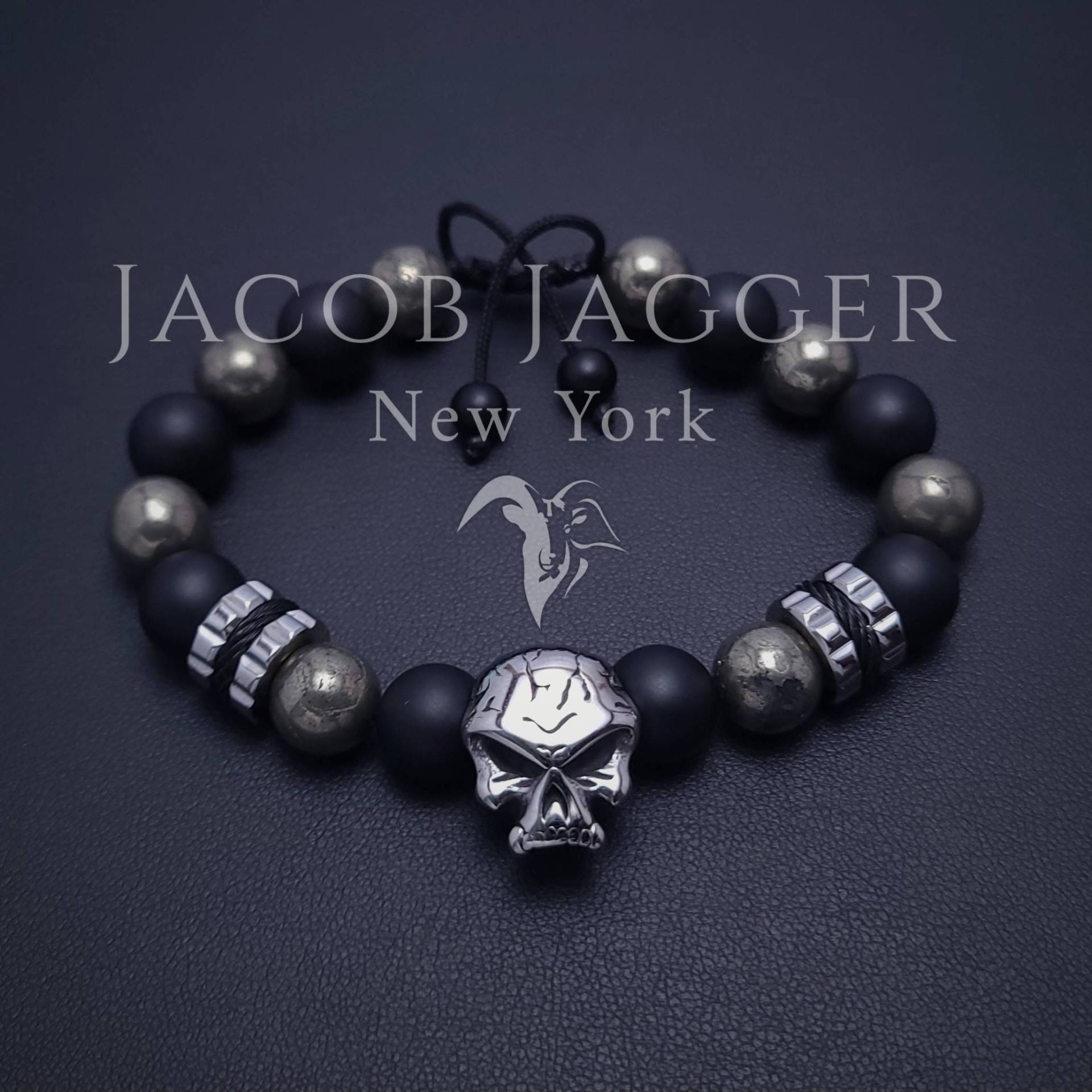 Pyrit & Onyx Matt Schwarz, Edelstahl Totenkopf Armband Für Männer. Große Perlen Verstellbar W/10mm Stein Und Silber Stahl Anhänger Pyrit & Onyx Matt Schwarz, Edelstahl Totenkopf Armband Für Männer. Große Perlen Verstellbar W/10mm Stein Und Silber Stahl Anhänger von JacobJaggerNY