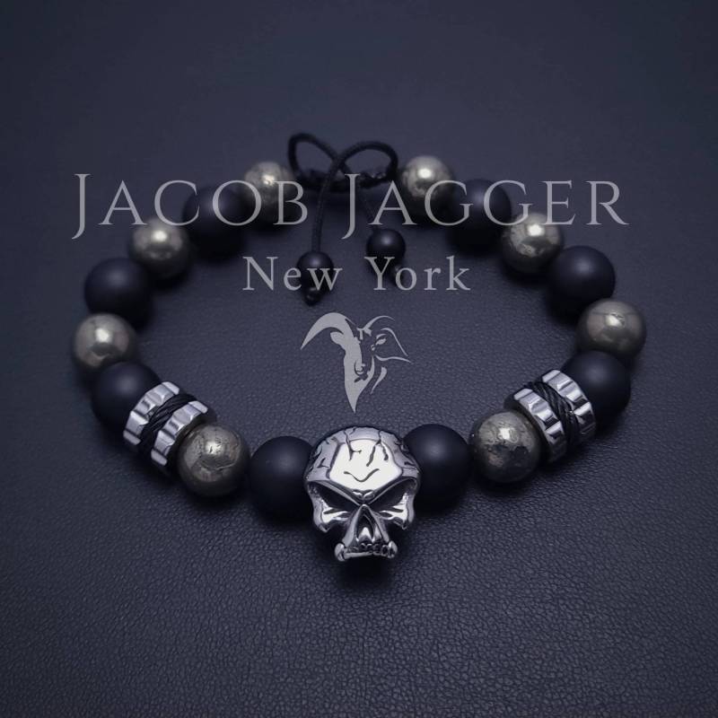 Pyrit & Onyx Matt Schwarz, Edelstahl Totenkopf Armband Für Männer. Große Perlen Verstellbar W/10mm Stein Und Silber Stahl Anhänger von JacobJaggerNY