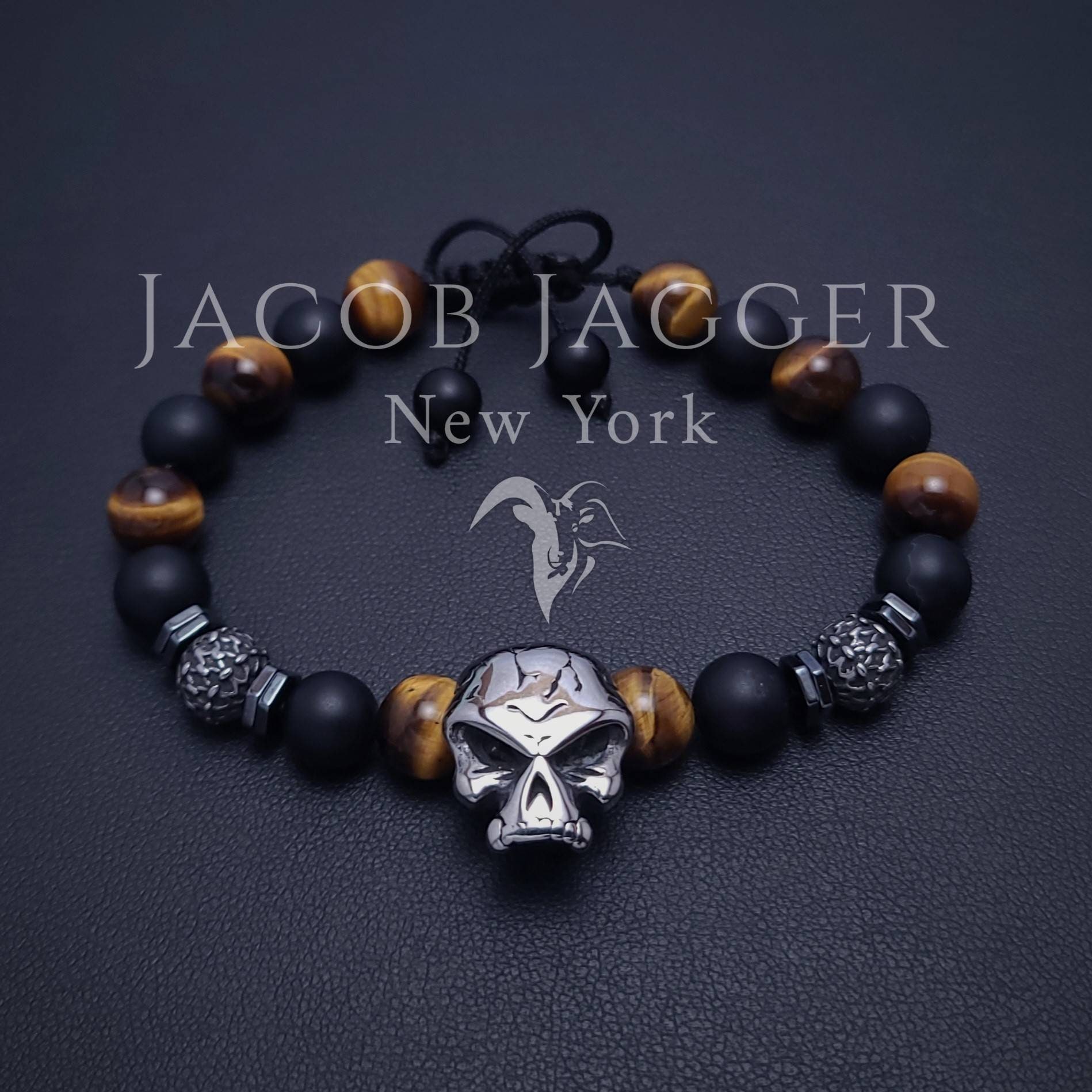 Tigerauge & Mattschwarzer Onyx Edelstahl Totenkopf Armband Für Herren. Verstellbare Länge W/Natürliche 8mm Perlen Und Silber Stahl Anhänger Tigerauge & Mattschwarzer Onyx Edelstahl Totenkopf Armband Für Herren. Verstellbare Länge W/Natürliche 8mm Perlen Und Silber Stahl Anhänger von JacobJaggerNY