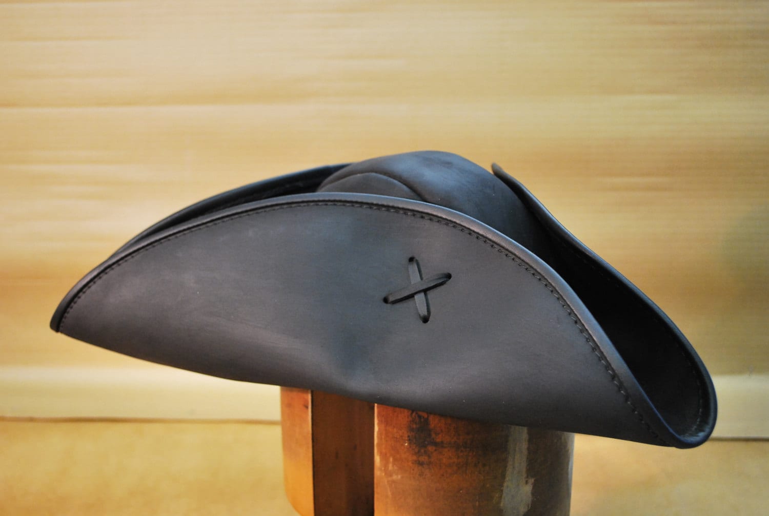 Handgefertigter Piratenhut Aus Der Horween Gerberei "New Buck" in Den Usa." von JacobsLeather