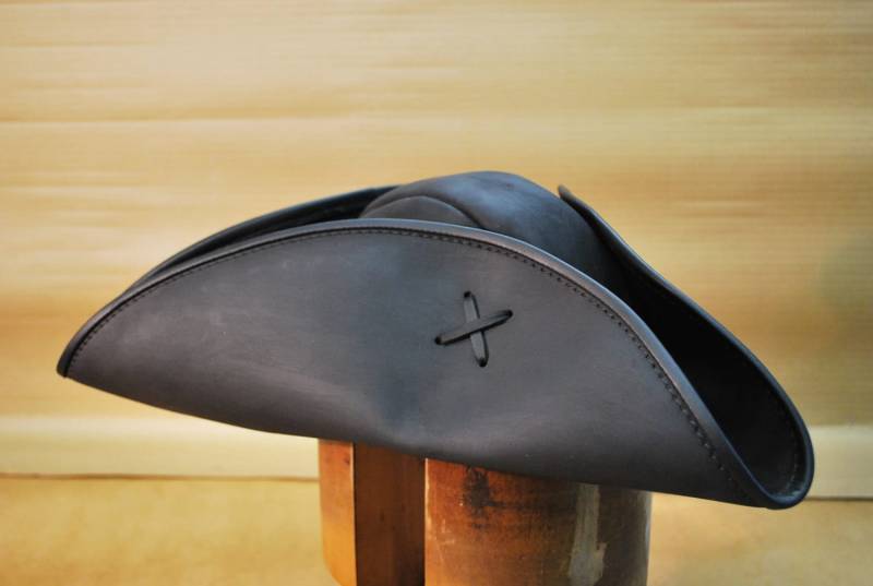 Handgefertigter Piratenhut Aus Der Horween Gerberei "New Buck" in Den Usa." Handgefertigter Piratenhut Aus Der Horween Gerberei "New Buck" in Den Usa." von JacobsLeather