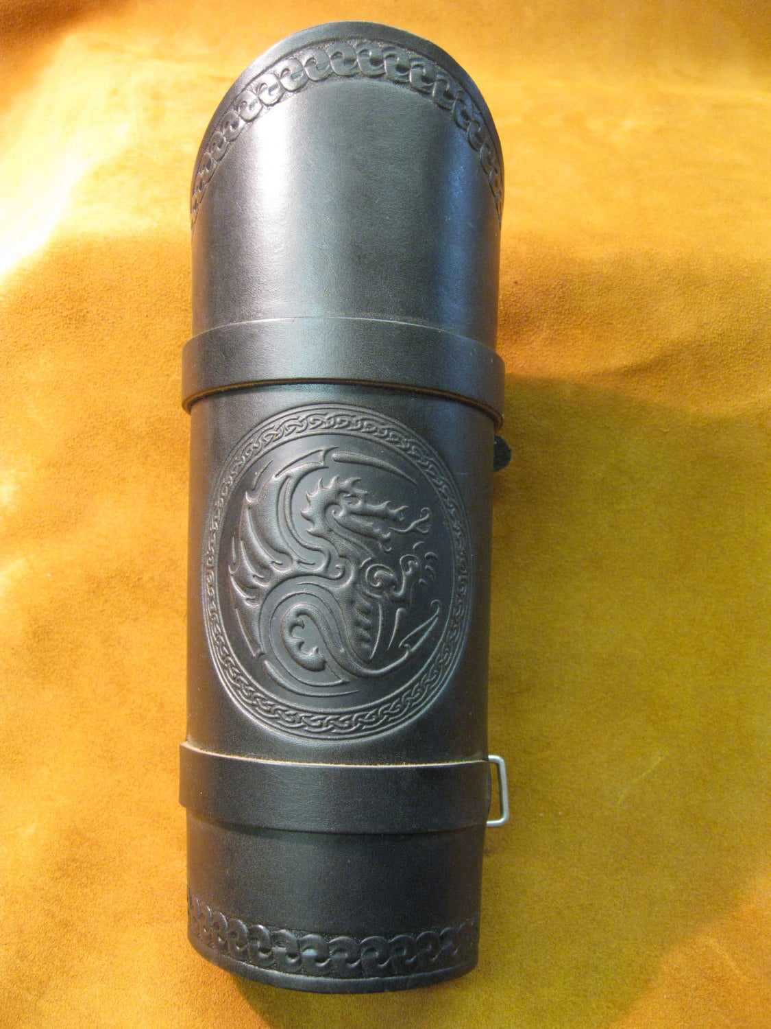 Lederarmschützer/Armschützer Mit Drachenprägung von JacobsLeather