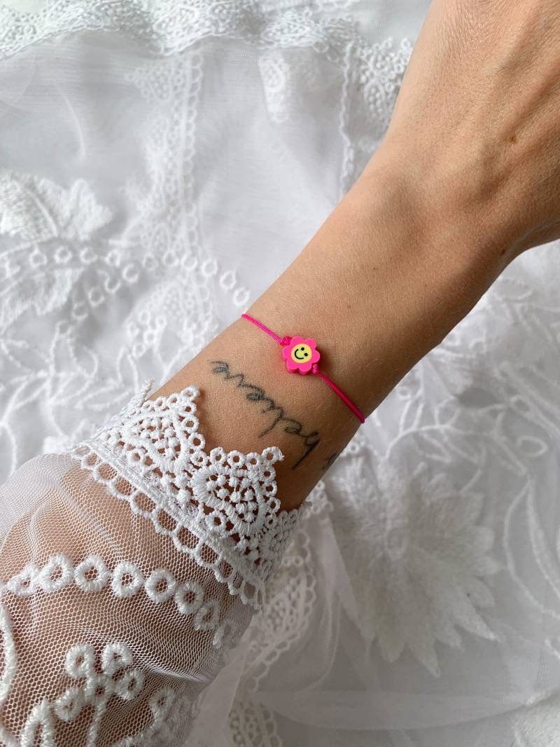 Smiley Blumen Armband Makramee Sommer Neon Freunschaftsarmband Smiley Blumen Armband Makramee Sommer Neon Freunschaftsarmband von JacquelinegDE
