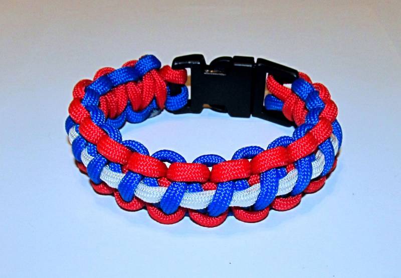 Rot, Weiß Und Blau Paracord "Survival" Armband." Rot, Weiß Und Blau Paracord "Survival" Armband." von JacquelinsJewels