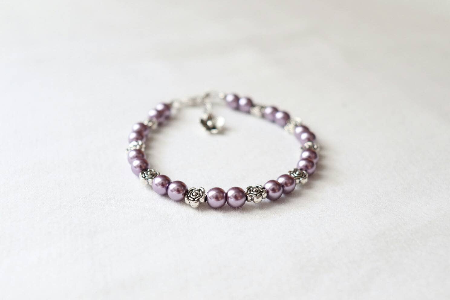 Charms Armband, Perlenarmband, Bettelarmband, Lila Blumen, Blumen-Armband, Einzigartige Geschenkideen, Einstellbar Charms Armband, Perlenarmband, Bettelarmband, Lila Blumen, Blumen-Armband, Einzigartige Geschenkideen, Einstellbar von Jacquelynskeepsakes