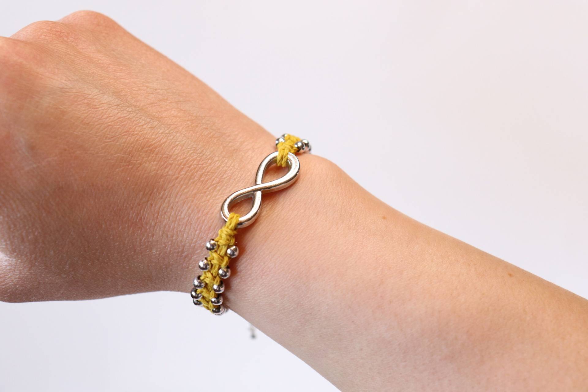 Damen Silber Infinity Armband, Hanf Perlen Armband Mit Unendlichkeitssymbol, Gelbes Boho Makramee Damen Silber Infinity Armband, Hanf Perlen Armband Mit Unendlichkeitssymbol, Gelbes Boho Makramee von Jacquelynskeepsakes