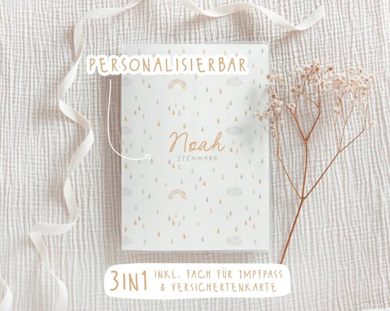 U-Heft Hülle - Regenbogen, Wolken Und Tropfen // Personalisierbar Impfpass & Versichertenkarte von JacquiDesignsShop