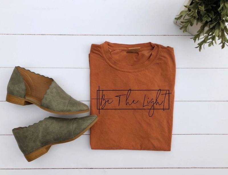 Auf Verkauf Sein Das Licht/Frauen Christliches Grafik-T-Shirt, Christliche Hemden, T-Shirts, Geschenk Für Sie, Glaube T-Shirt Auf Verkauf Sein Das Licht/Frauen Christliches Grafik-T-Shirt, Christliche Hemden, T-Shirts, Geschenk Für Sie, Glaube T-Shirt von JadeAndLight