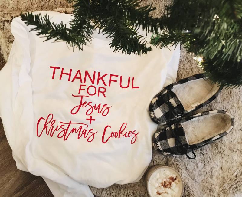 Dankbares Weihnachts-Shirt // Weihnachts-T-Shirts, Krippe, Wahre Geschichte, Christliche Weihnachtshemden, Weihnachts-T-Shirts, Weihnachtst-Shirts Dankbares Weihnachts-Shirt // Weihnachts-T-Shirts, Krippe, Wahre Geschichte, Christliche Weihnachtshemden, Weihnachts-T-Shirts, Weihnachtst-Shirts von JadeAndLight