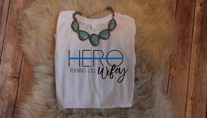 Held Wifey, Frauen Polizei Support Shirt, Zurück Die Blauen T-Shirts, Frau Shirts, Wifey, Blau Lebt Matter, Ich Habe Seine Sechs von JadeAndLight