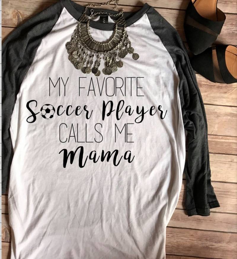 Lieblingsspielerin Nennt Mich Mama Baseball-T-Shirt, Fußball-Mamma-Shirt, Fußball-Mamma-Shirts, Kleine Liga, Fußball-Mamma-T-stück, T-Shirts Lieblingsspielerin Nennt Mich Mama Baseball-T-Shirt, Fußball-Mamma-Shirt, Fußball-Mamma-Shirts, Kleine Liga, Fußball-Mamma-T-stück, T-Shirts von JadeAndLight