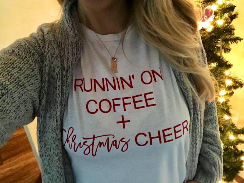 Sale Laufen Auf Kaffee Und Weihnachtsstimmung // Weihnachts-Shirt, Weihnachts-T-Shirt, Weihnachts-T-Shirt Sale Laufen Auf Kaffee Und Weihnachtsstimmung // Weihnachts-Shirt, Weihnachts-T-Shirt, Weihnachts-T-Shirt von JadeAndLight