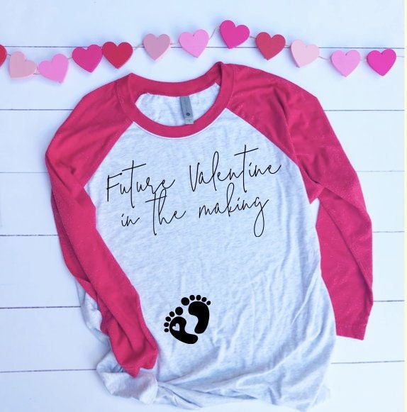 Valentinstag Schwangerschaftsankündigung, Mutterschafts Shirt, Glücklicher Ich Bin Schwanger Shirt von JadeAndLight