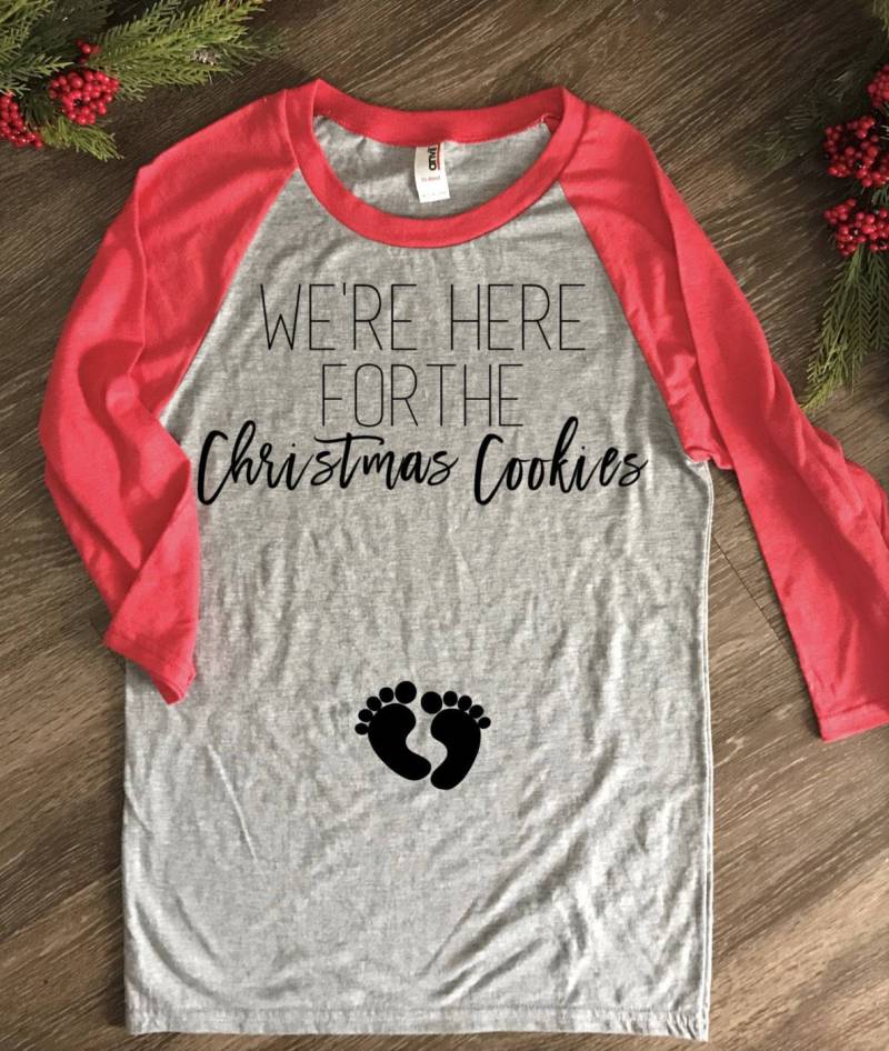 Weihnachten Mutterschaft Shirt Schwangerschaft Ankündigung Regelmäßige Hemden von JadeAndLight