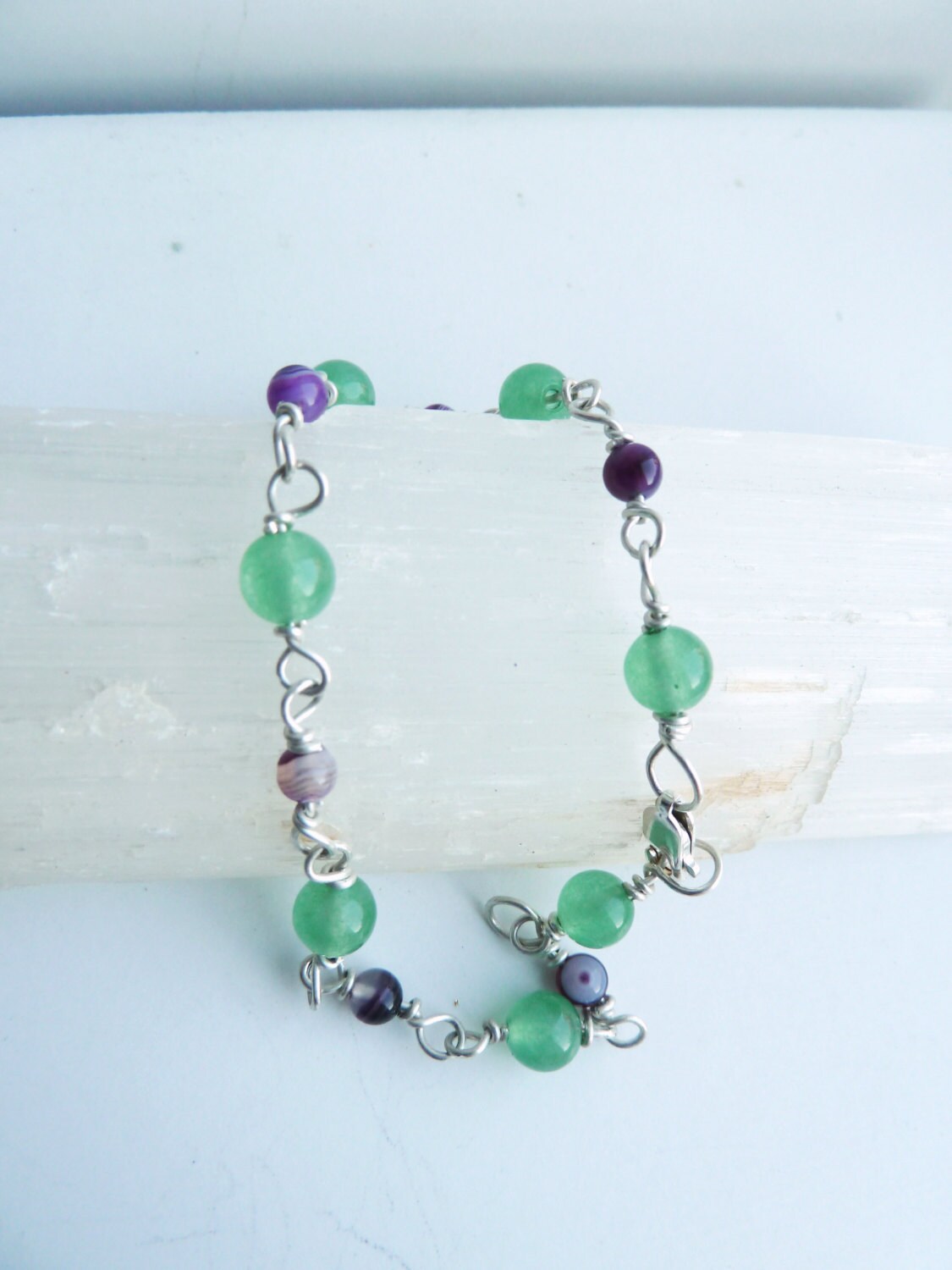 Armband Aus Grünen Aventurin - Und Amethystperlen Sterlingsilberdraht Armband Aus Grünen Aventurin - Und Amethystperlen Sterlingsilberdraht von JadeGalenaJewelry