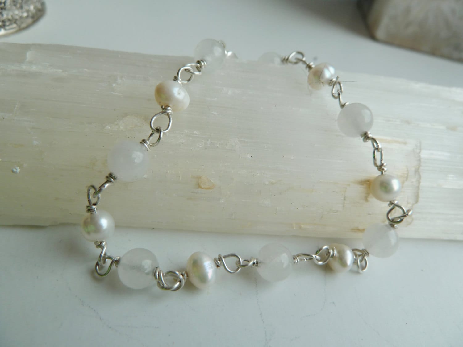 Armband Aus Weißer Jade, Süßwasserperle Und Sterling Silber Armband Aus Weißer Jade, Süßwasserperle Und Sterling Silber von JadeGalenaJewelry