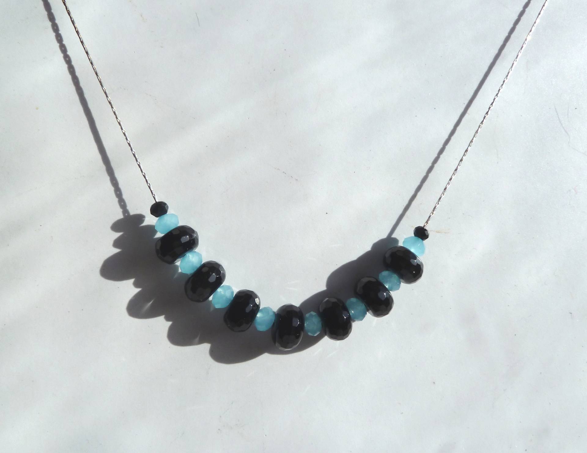 Schwarzer Onyx Und Aquablauer Chalcedon Facettierte Edelstein-Perle Sterling Silber Halskette Schwarzer Onyx Und Aquablauer Chalcedon Facettierte Edelstein-Perle Sterling Silber Halskette von JadeGalenaJewelry