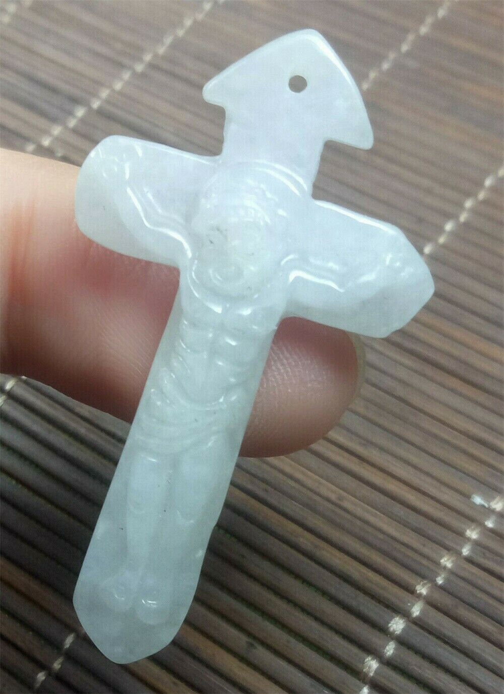 10% Off - Zertifizierter Natürlicher Icy Jadeit Smaragd Ajade Handgeschnitzter Jesus/Christus Kreuz Anhänger A4959 von JadeLike