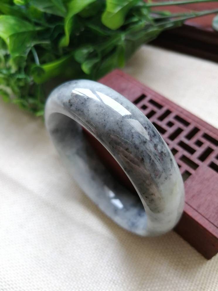 55, 4 Mm Grau Schwarz Typ A Natürliche Jadeit Jade Fei Cui Moderne Runde Armreif von JadeRabbitGems