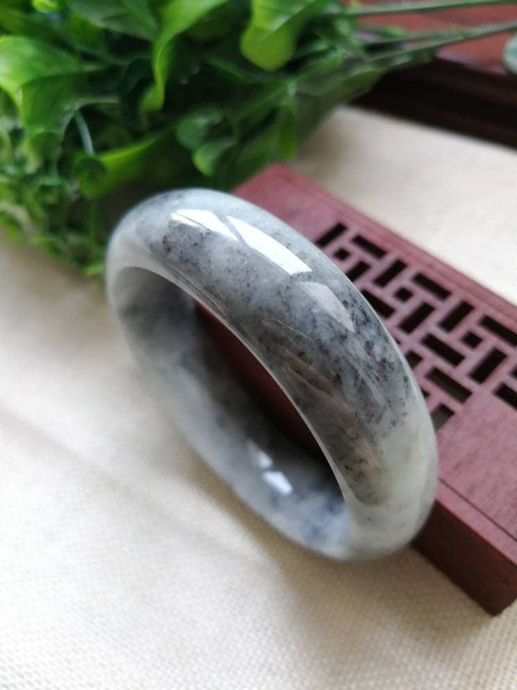 55, 4 Mm Grau Schwarz Typ A Natürliche Jadeit Jade Fei Cui Moderne Runde Armreif von JadeRabbitGems