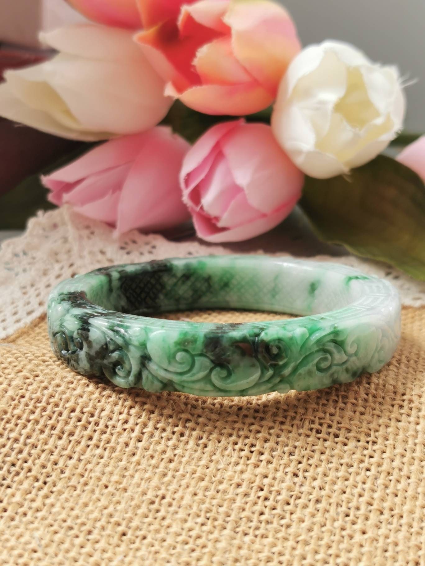 57.6mm Floral Grün Typ A Grade Natur Jadeit Jade Fei Cui Vintage Schnitzerei Ruyi Armreif von JadeRabbitGems