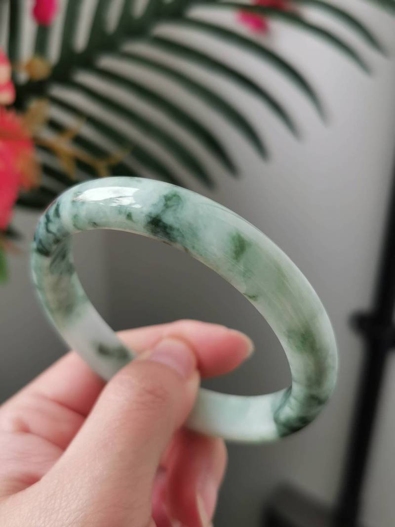 58, 5 Mm Bläulich Floral Grün Typ A Klasse Natürliche Jadeit Jade Fei Cui Moderne Runde Armreif von JadeRabbitGems