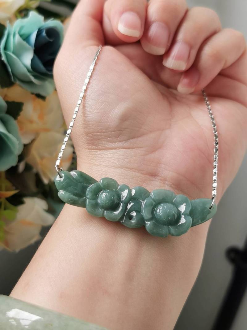 Bläulich Grün Typ A Grade Natürliche Jadeit Jade Fei Cui Blumen Anhänger in 925 Silber Kette von JadeRabbitGems