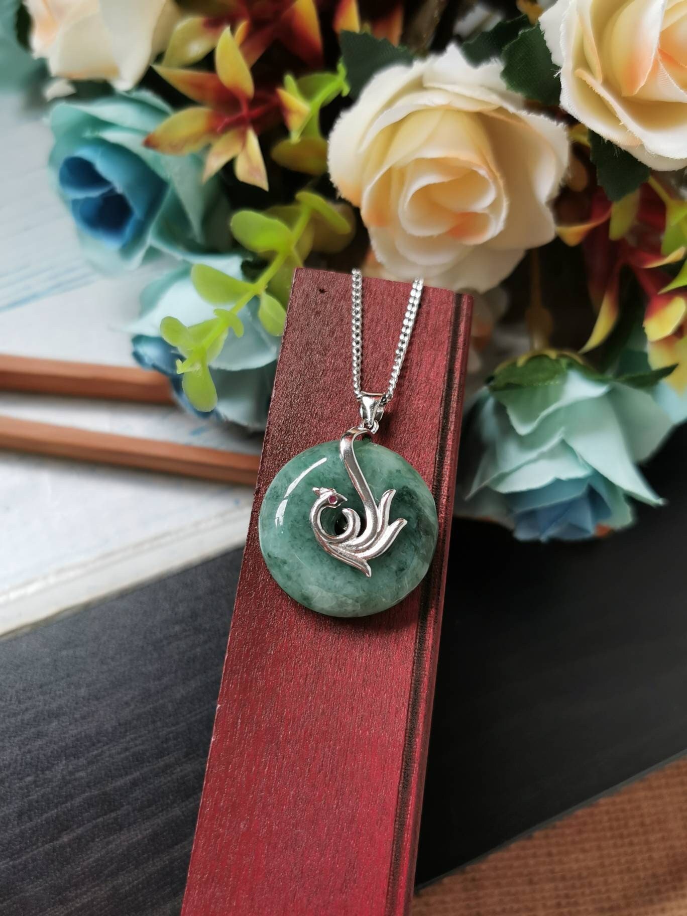 Bluish Floral Grün Typ A Grade Natur Jadeit Jade Fei Cui Donut Anhänger in 925 Silber Weiß Vergoldet Mit Zirkonia Phoenix Bail von JadeRabbitGems