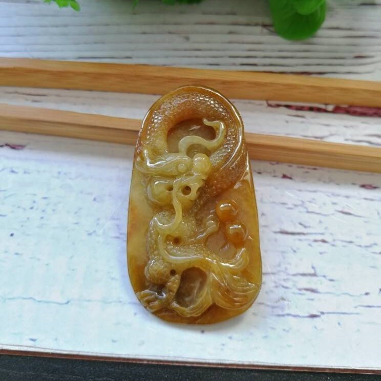 Eisgelb Typ A Grade Natürlicher Jadeit Jade Fei Cui Drachen Anhänger von JadeRabbitGems