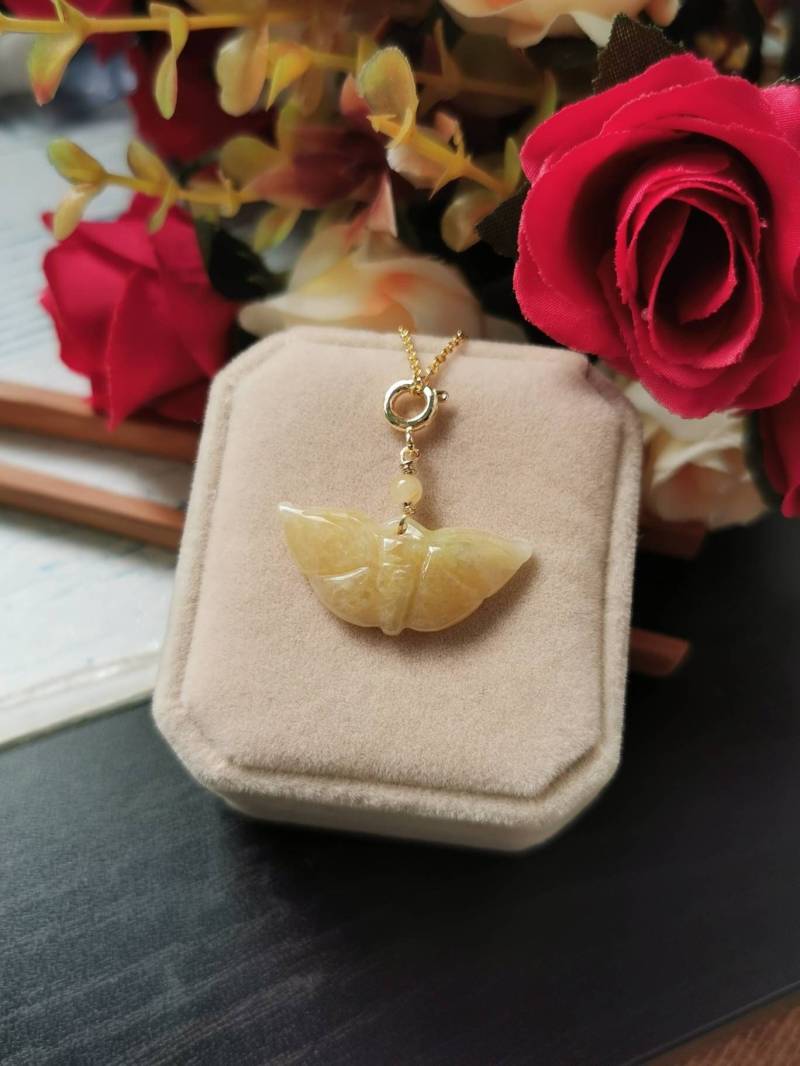 Eisgelb Typ A Grade Natürlicher Jadeit Jade Fei Cui Schmetterling Anhänger in 14K Gold Filled Spring Bail von JadeRabbitGems