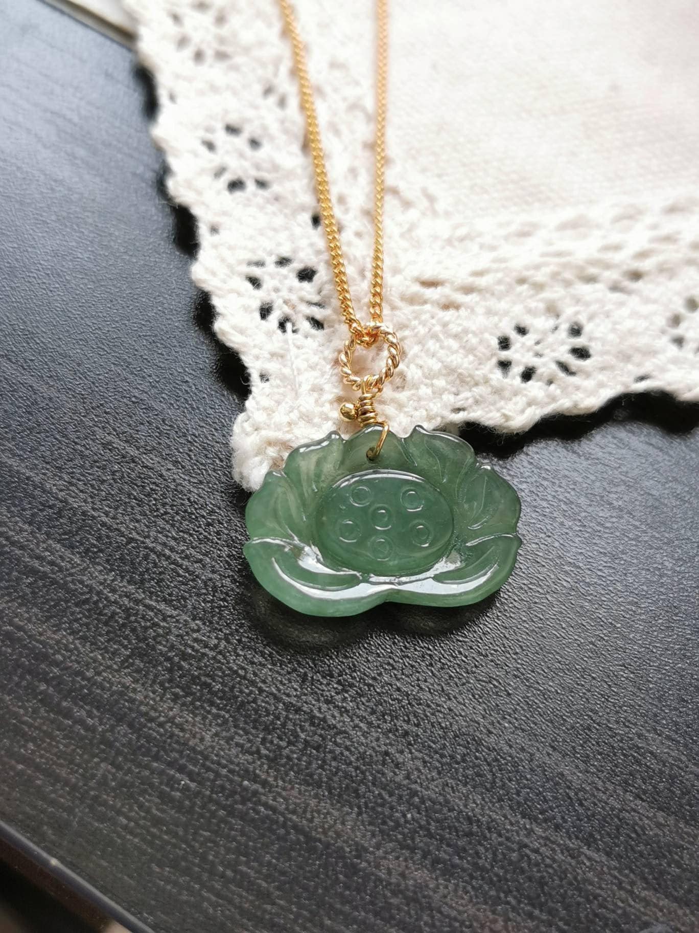 Eisig Bläulich Grün Typ A Grade Natur Jadeit Jade Fei Cui Lotus Blume Anhänger in 14K Gold Filled Bail Setting von JadeRabbitGems